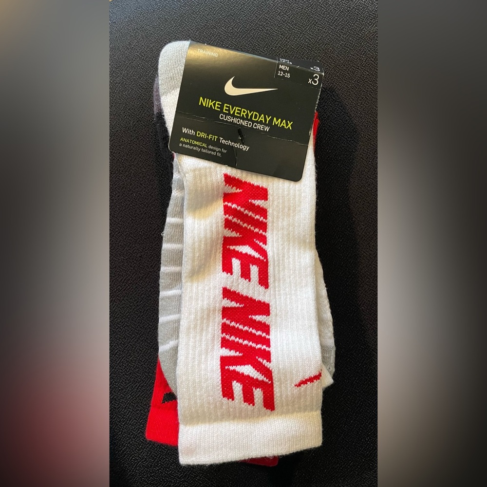 Nike Everyday Max Cushioned Crew with DRI-FIT Technology. Men 12-15, XL. 3 pack.